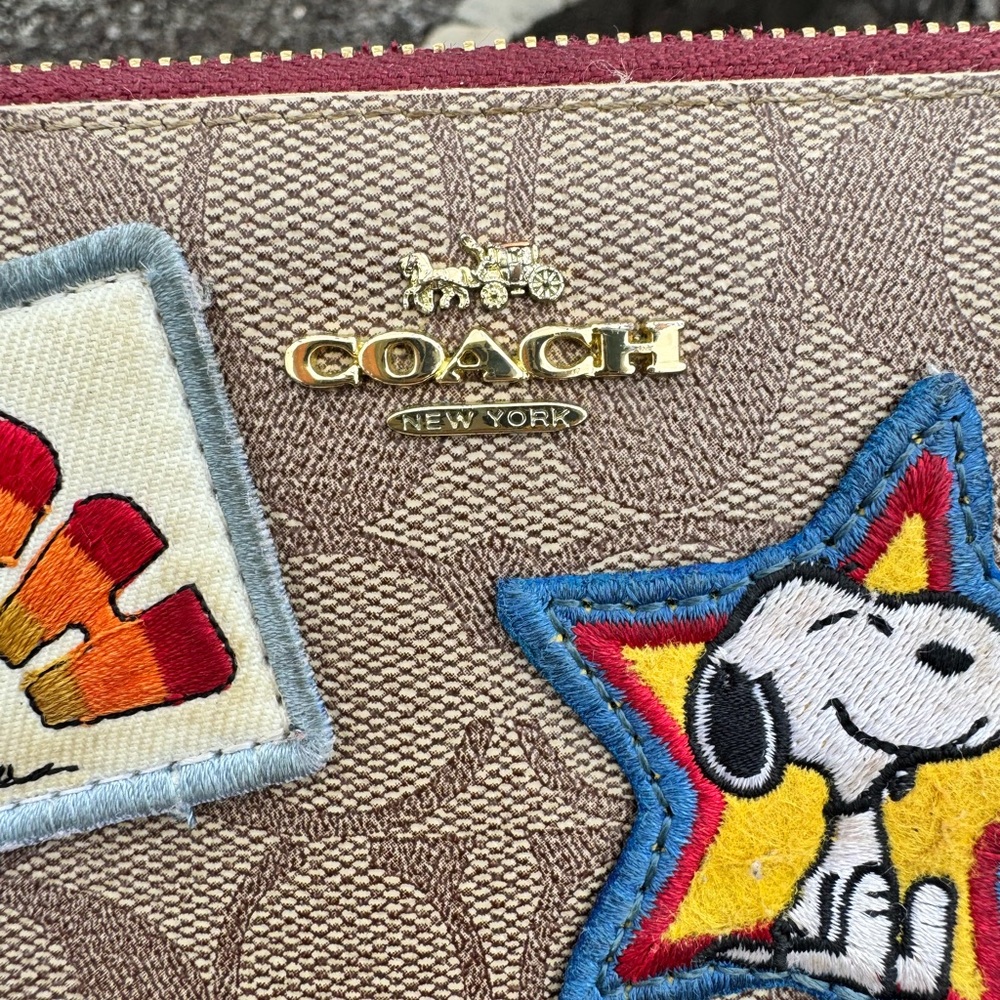 Coach x Peanuts Snoopy Patch Accordion Zip Wallet Signature Canvas - Picture 11 of 12